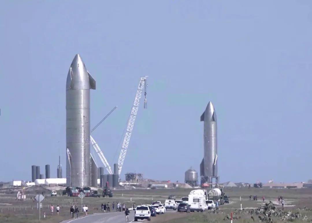 科幻爆了！SpaceX星舰基地，上演SN9与SN10双舰同框