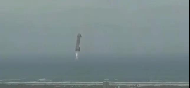 星舰SN15成功着陆！马斯克笑开花，SpaceX星舰万米高空飘下完美着陆